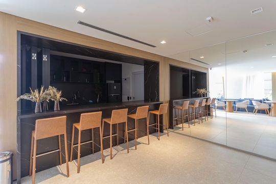 Apartamento mobiliado em Indianópolis com 3 quartos e varanda gourmet, ideal para comprar. — Área comum - Salão de festas