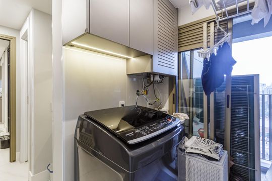 Apartamento mobiliado em Indianópolis com 3 quartos e varanda gourmet, ideal para comprar. — Área de Serviço