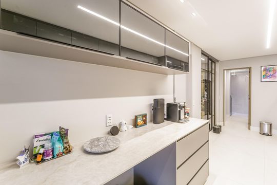 Apartamento mobiliado em Indianópolis com 3 quartos e varanda gourmet, ideal para comprar. — Cozinha