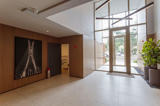 Apartamento mobiliado em Indianópolis com 3 quartos e varanda gourmet, ideal para comprar. — Hall social
