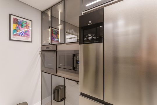 Apartamento mobiliado em Indianópolis com 3 quartos e varanda gourmet, ideal para comprar. — Cozinha