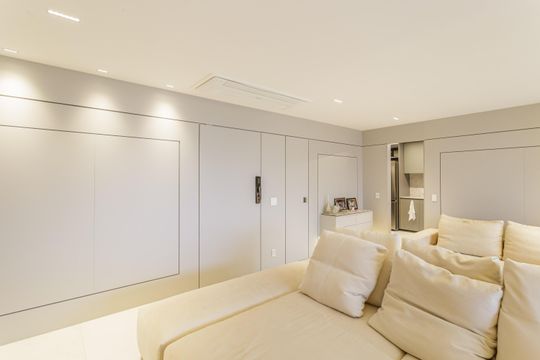 Apartamento mobiliado em Indianópolis com 3 quartos e varanda gourmet, ideal para comprar. — Sala