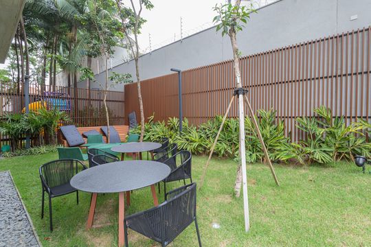Apartamento mobiliado em Indianópolis com 3 quartos e varanda gourmet, ideal para comprar. — Área comum - Piscina
