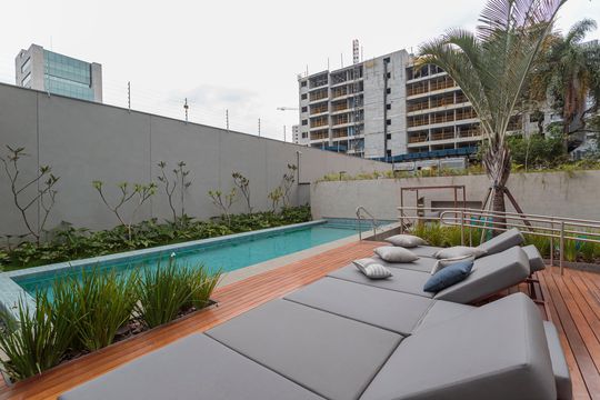 Apartamento mobiliado em Indianópolis com 3 quartos e varanda gourmet, ideal para comprar. — Área comum - Piscina