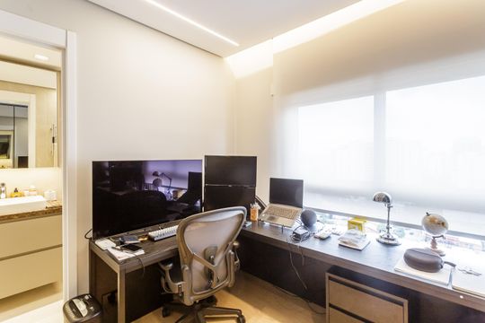 Apartamento mobiliado em Indianópolis com 3 quartos e varanda gourmet, ideal para comprar. — Suíte 1