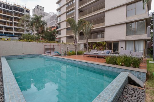 Apartamento mobiliado em Indianópolis com 3 quartos e varanda gourmet, ideal para comprar. — Área comum - Piscina