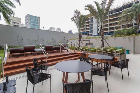 Apartamento mobiliado em Indianópolis com 3 quartos e varanda gourmet, ideal para comprar. — Área comum - Piscina