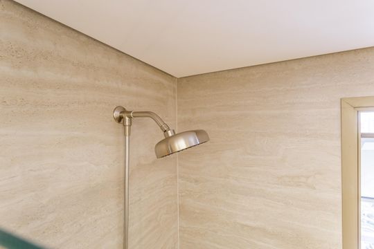 Apartamento mobiliado em Indianópolis com 3 quartos e varanda gourmet, ideal para comprar. — Banheiro da Suíte 3