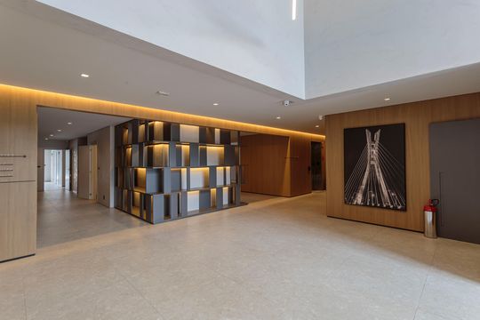 Apartamento mobiliado em Indianópolis com 3 quartos e varanda gourmet, ideal para comprar. — Hall social