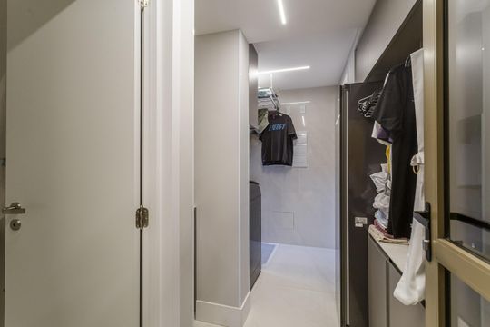 Apartamento mobiliado em Indianópolis com 3 quartos e varanda gourmet, ideal para comprar. — Área de Serviço