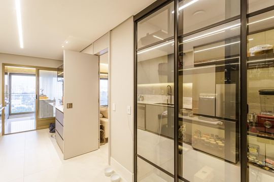 Apartamento mobiliado em Indianópolis com 3 quartos e varanda gourmet, ideal para comprar. — Cozinha