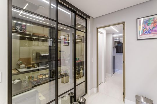 Apartamento mobiliado em Indianópolis com 3 quartos e varanda gourmet, ideal para comprar. — Cozinha