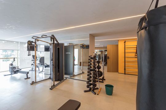 Apartamento mobiliado em Indianópolis com 3 quartos e varanda gourmet, ideal para comprar. — Área comum - Academia