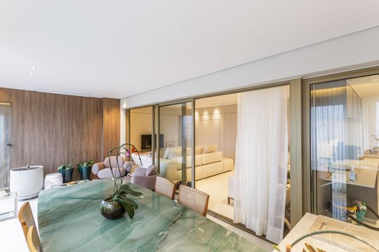 Apartamento mobiliado em Indianópolis com 3 quartos e varanda gourmet, ideal para comprar. — Varanda