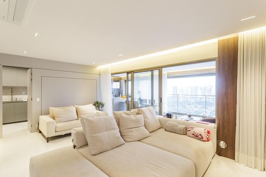 Apartamento mobiliado em Indianópolis com 3 quartos e varanda gourmet, ideal para comprar. — Sala