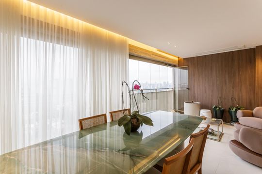 Apartamento mobiliado em Indianópolis com 3 quartos e varanda gourmet, ideal para comprar. — Varanda