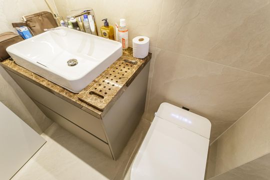 Apartamento mobiliado em Indianópolis com 3 quartos e varanda gourmet, ideal para comprar. — Banheiro da Suíte 1