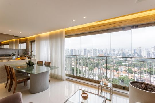 Apartamento mobiliado em Indianópolis com 3 quartos e varanda gourmet, ideal para comprar. — Varanda