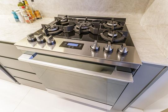 Apartamento mobiliado em Indianópolis com 3 quartos e varanda gourmet, ideal para comprar. — Cozinha