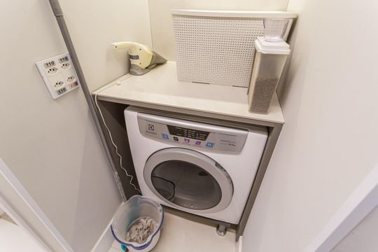 Apartamento mobiliado em Indianópolis com 3 quartos e varanda gourmet, ideal para comprar. — Área de Serviço