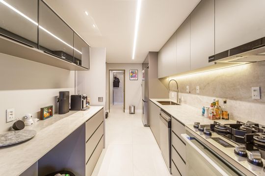 Apartamento mobiliado em Indianópolis com 3 quartos e varanda gourmet, ideal para comprar. — Cozinha