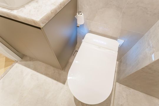 Apartamento mobiliado em Indianópolis com 3 quartos e varanda gourmet, ideal para comprar. — Banheiro da Suíte 2