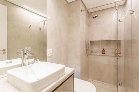 Apartamento mobiliado em Indianópolis com 3 quartos e varanda gourmet, ideal para comprar. — Banheiro da Suíte 2