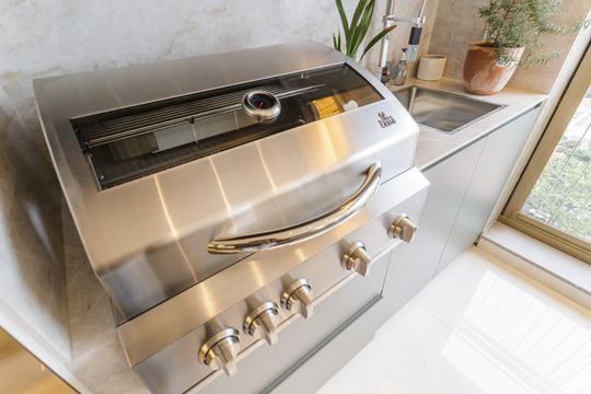 Apartamento mobiliado em Indianópolis com 3 quartos e varanda gourmet, ideal para comprar. — Churrasqueira