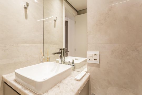 Apartamento mobiliado em Indianópolis com 3 quartos e varanda gourmet, ideal para comprar. — Banheiro da Suíte 2