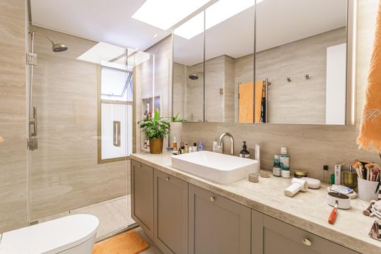 Apartamento mobiliado em Indianópolis com 3 quartos e varanda gourmet, ideal para comprar. — Banheiro da Suíte 3