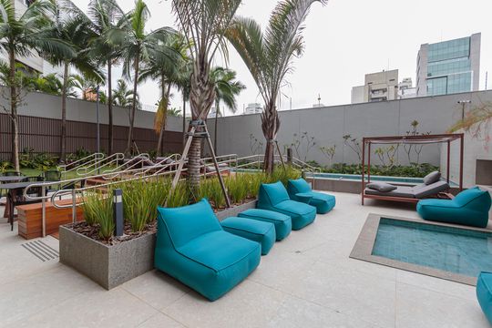 Apartamento mobiliado em Indianópolis com 3 quartos e varanda gourmet, ideal para comprar. — Área comum - Piscina