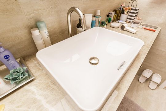 Apartamento mobiliado em Indianópolis com 3 quartos e varanda gourmet, ideal para comprar. — Banheiro da Suíte 3
