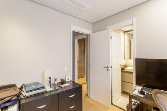 Apartamento mobiliado em Indianópolis com 3 quartos e varanda gourmet, ideal para comprar. — Suíte 1