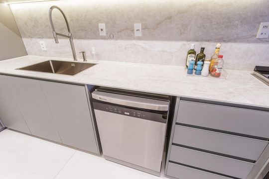 Apartamento mobiliado em Indianópolis com 3 quartos e varanda gourmet, ideal para comprar. — Cozinha