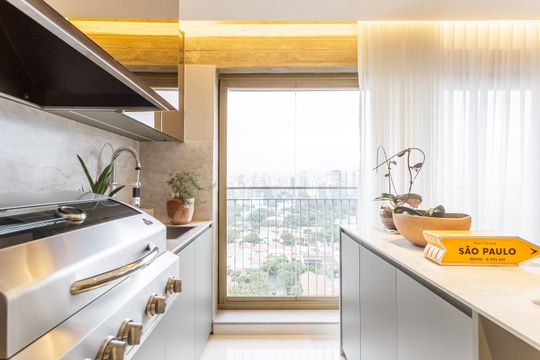 Apartamento mobiliado em Indianópolis com 3 quartos e varanda gourmet, ideal para comprar. — Varanda