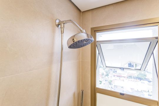 Apartamento mobiliado em Indianópolis com 3 quartos e varanda gourmet, ideal para comprar. — Banheiro da Suíte 1
