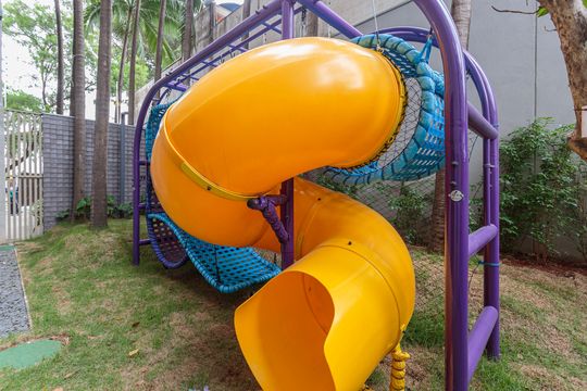 Apartamento mobiliado em Indianópolis com 3 quartos e varanda gourmet, ideal para comprar. — Área comum - Playground