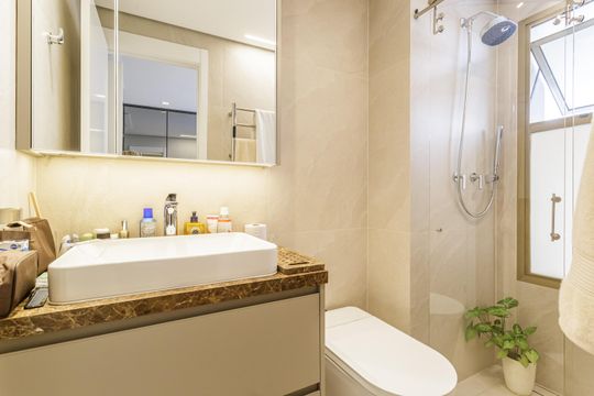 Apartamento mobiliado em Indianópolis com 3 quartos e varanda gourmet, ideal para comprar. — Banheiro da Suíte 1
