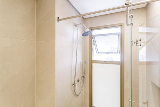 Apartamento mobiliado em Indianópolis com 3 quartos e varanda gourmet, ideal para comprar. — Banheiro da Suíte 1