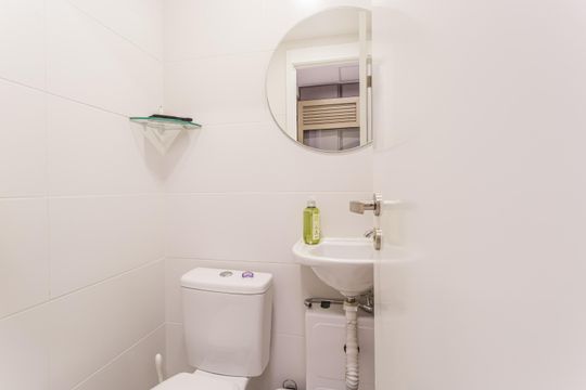 Apartamento mobiliado em Indianópolis com 3 quartos e varanda gourmet, ideal para comprar. — Banheiro de serviço