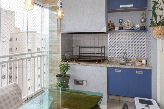 Apartamento com 2 quartos e piscina no condomínio, ideal para comprar. — Varanda Gourmet