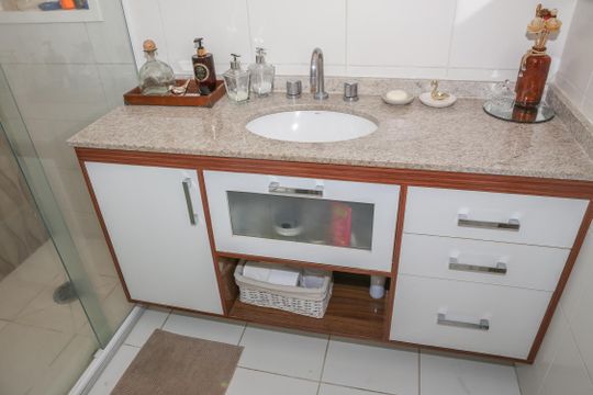 Apartamento com 2 quartos e piscina no condomínio, ideal para comprar. — Banheiro da Suíte 1