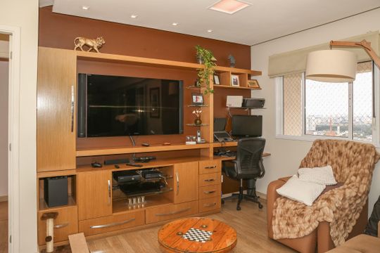 Apartamento com 2 quartos e piscina no condomínio, ideal para comprar. — Sala
