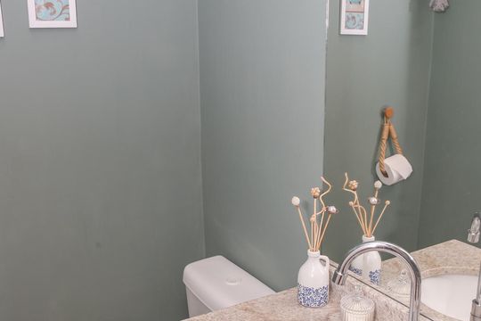 Apartamento com 2 quartos e piscina no condomínio, ideal para comprar. — Lavabo