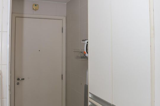Apartamento com 2 quartos e piscina no condomínio, ideal para comprar. — Área de Serviço