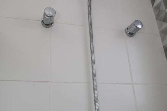 Apartamento com 2 quartos e piscina no condomínio, ideal para comprar. — Banheiro da Suíte 2