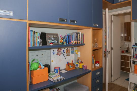 Apartamento com 2 quartos e piscina no condomínio, ideal para comprar. — Suíte 2