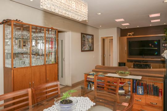 Apartamento com 2 quartos e piscina no condomínio, ideal para comprar. — Sala