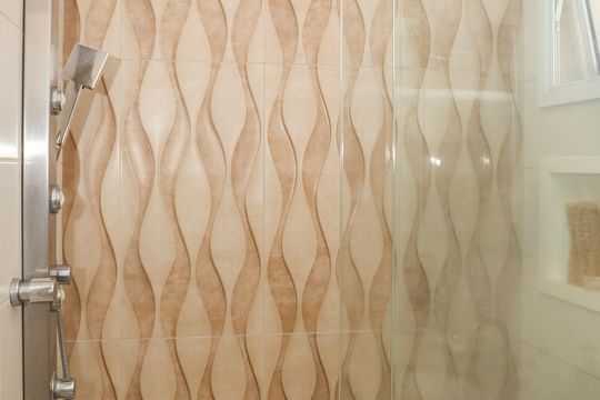 Apartamento com 2 quartos e piscina no condomínio, ideal para comprar. — Banheiro da Suíte 1