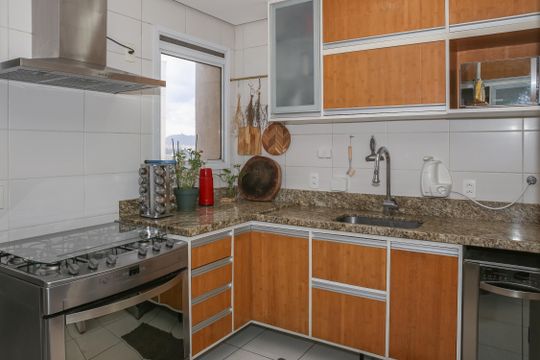 Apartamento com 2 quartos e piscina no condomínio, ideal para comprar. — Cozinha